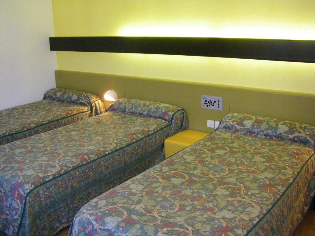 Hotel Urbain V Mende Habitación foto