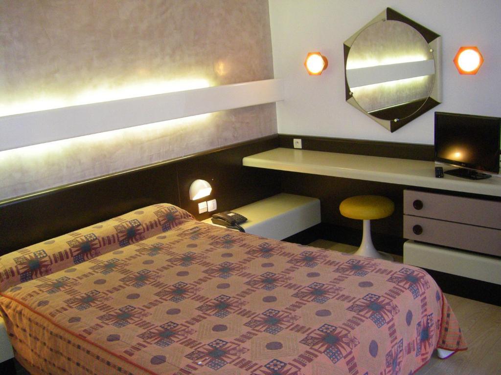 Hotel Urbain V Mende Habitación foto